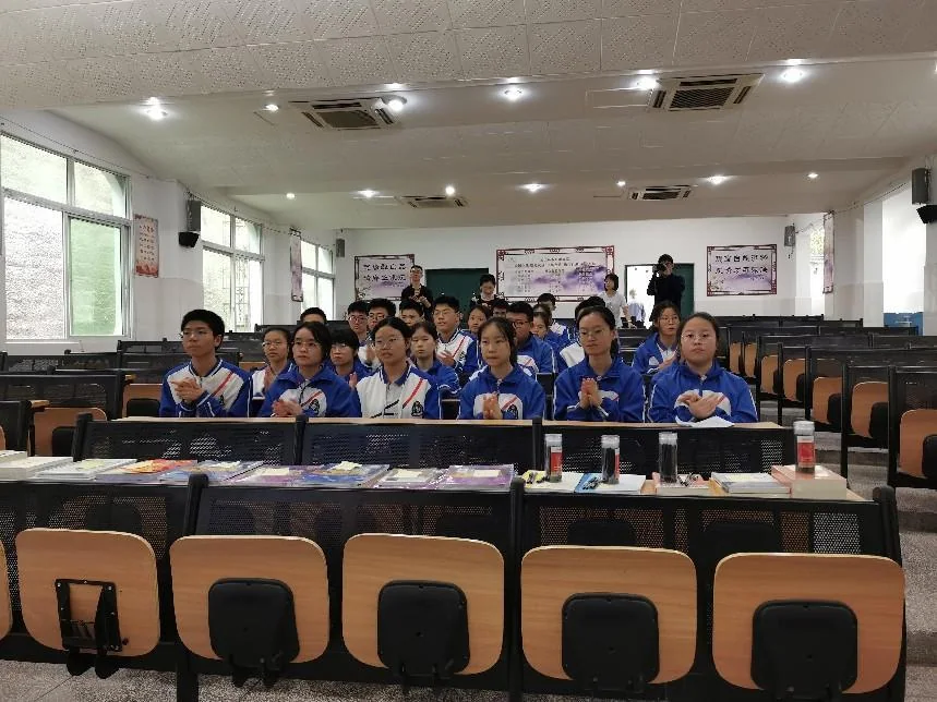 阿卡盟随"巴蜀同心汇"回访资助的 35 名巴中学生